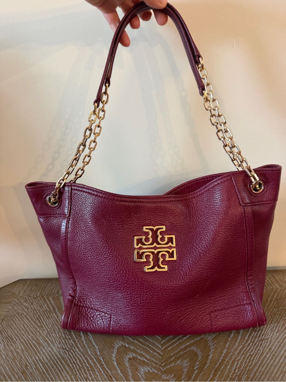 Tory Burch Burgundy Leather Shoulder purse with Gold Chain - Picture 2 of 9